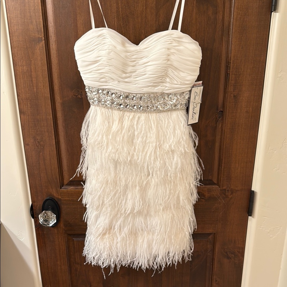 Elegant Strapless White Dress with Feather Detail